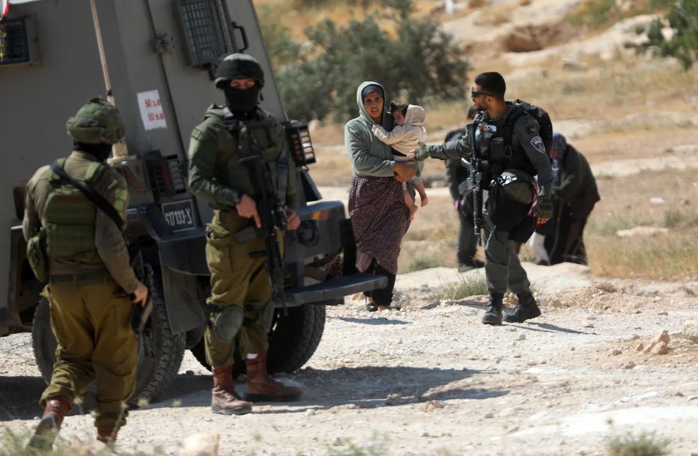 جيش الاحتلال يعتقل فلسطينيين من الخليل ورام الله ويشنّ حملة اقتحامات جنوبي نابلس