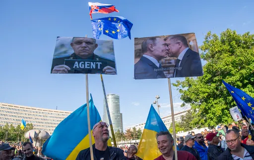 Antyrządowe hasła na chodnikach w Słowacji