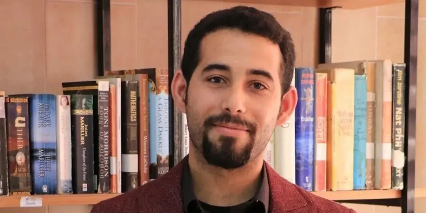 Quem é Mosab Abu Toha, o poeta palestiniano de Gaza que acaba de ganhar um Pulitzer?