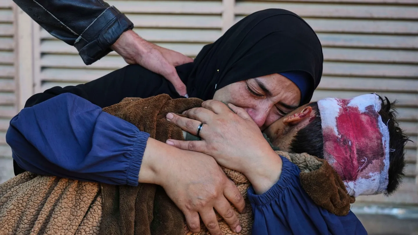 عادوا بجثث شهداء وجرحى بدلاً من المساعدات.. الاحتلال يقتل 49 ويصيب مئات في تجمع لتسلم مساعدات