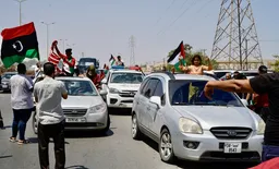 قافلة الصمود تربط عودتها لتونس بالإفراج عن موقوفيها.. وإسرائيل تُرحّل آخر ناشطي سفينة "مادلين"