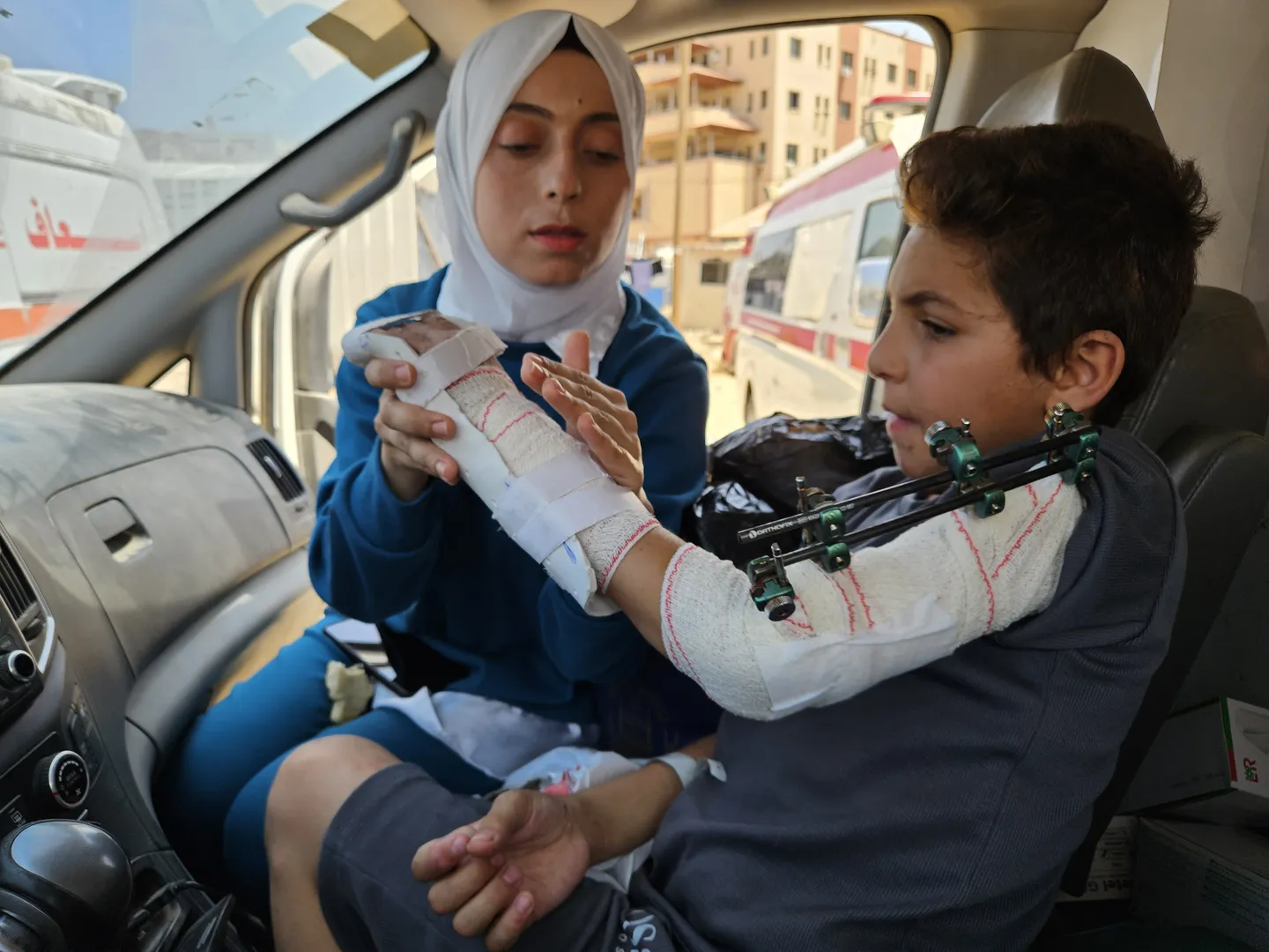 Adem, jedini preživjeli sin doktorice Alaae en-Najjar, poslan u Italiju na liječenje