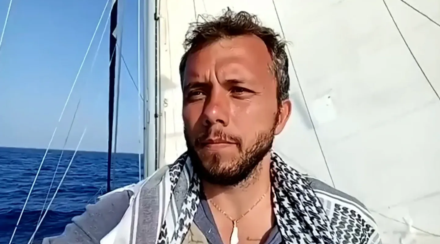 أحد ناشطي السفينة "مادلين" يشرع بالإضراب عن الطعام ومركز حقوقي يطالب بالإفراج الفوري عن البقية