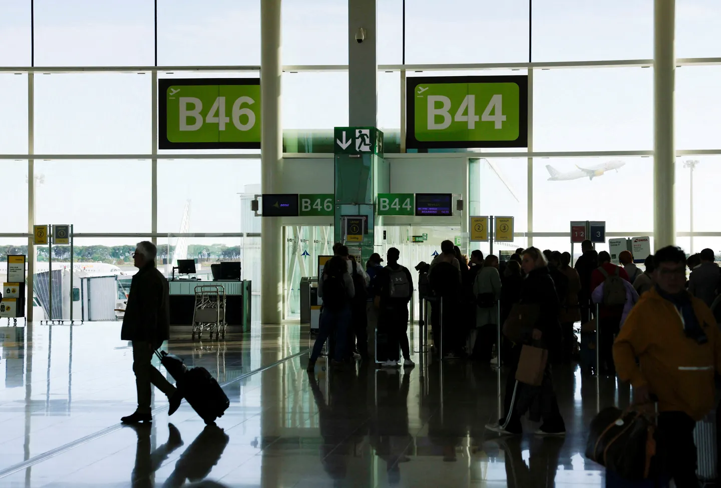 Anulohen dhjetëra fluturime në aeroportin e Barcelonës për shkak të shirave të rrëmbyeshëm