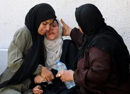 Una niña muere de hambre en Gaza, mientras Israel sigue matando a palestinos que buscan ayuda