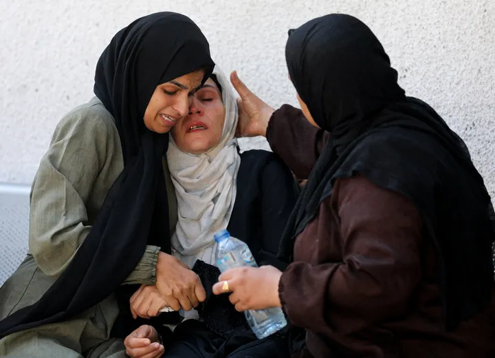 Una niña muere de hambre en Gaza, mientras Israel sigue matando a palestinos que buscan ayuda
