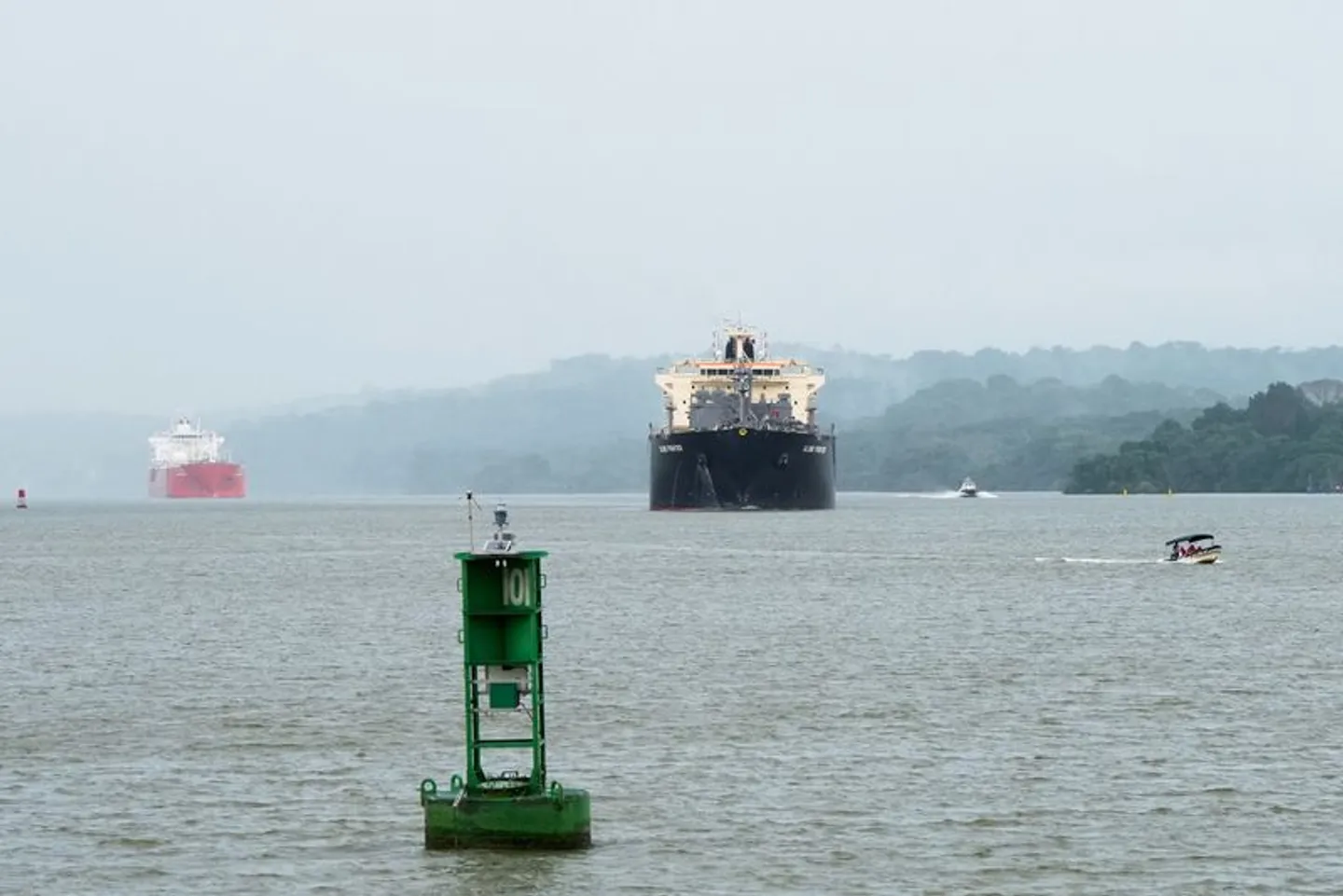 EE.UU. y China libran la batalla marítima global: ¿qué implica esto para los puertos y los mares?
