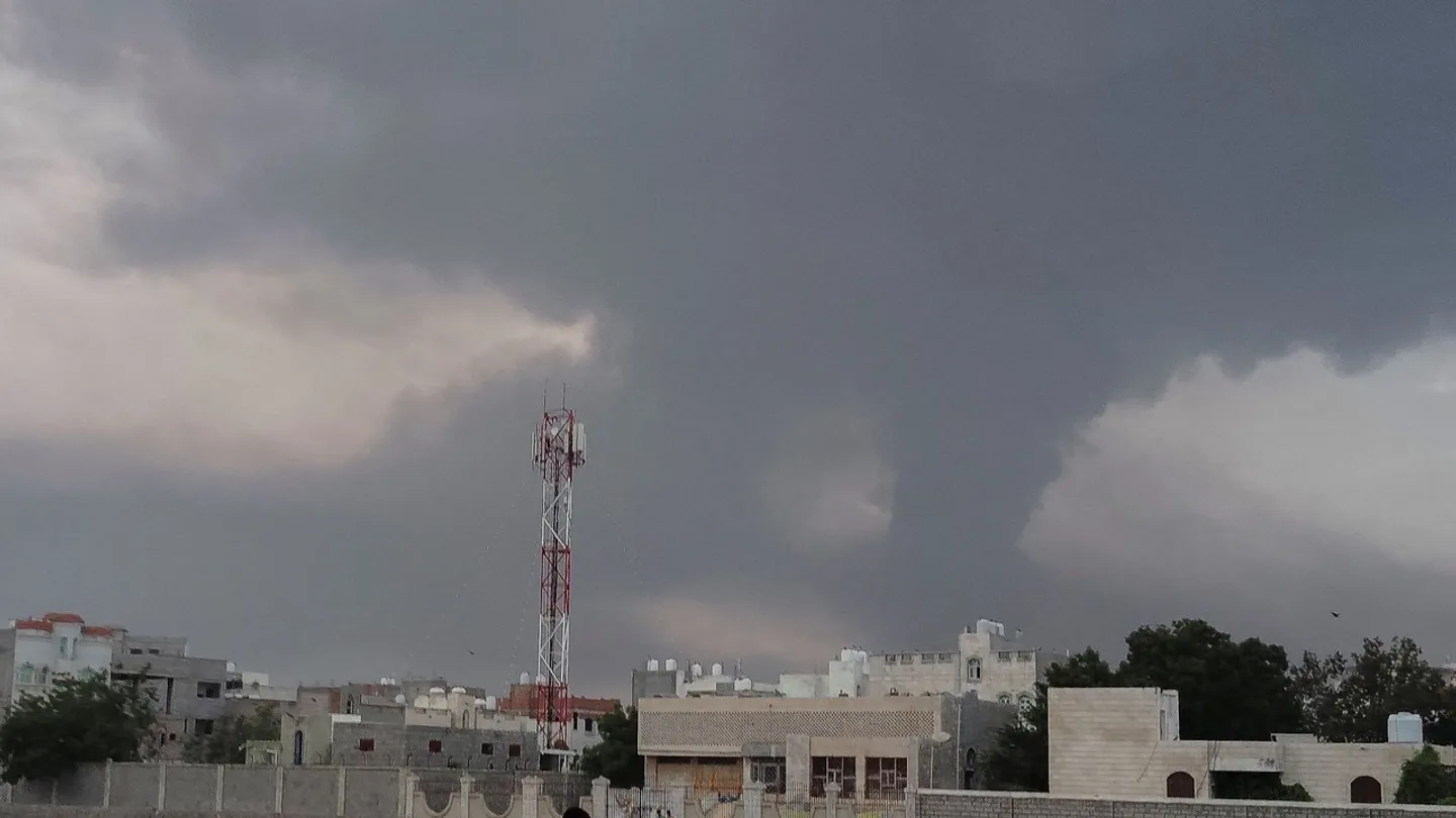 بعد إنذارات بالإخلاء.. جيش الاحتلال يشن غارات على مدينة الحديدة غربي اليمن