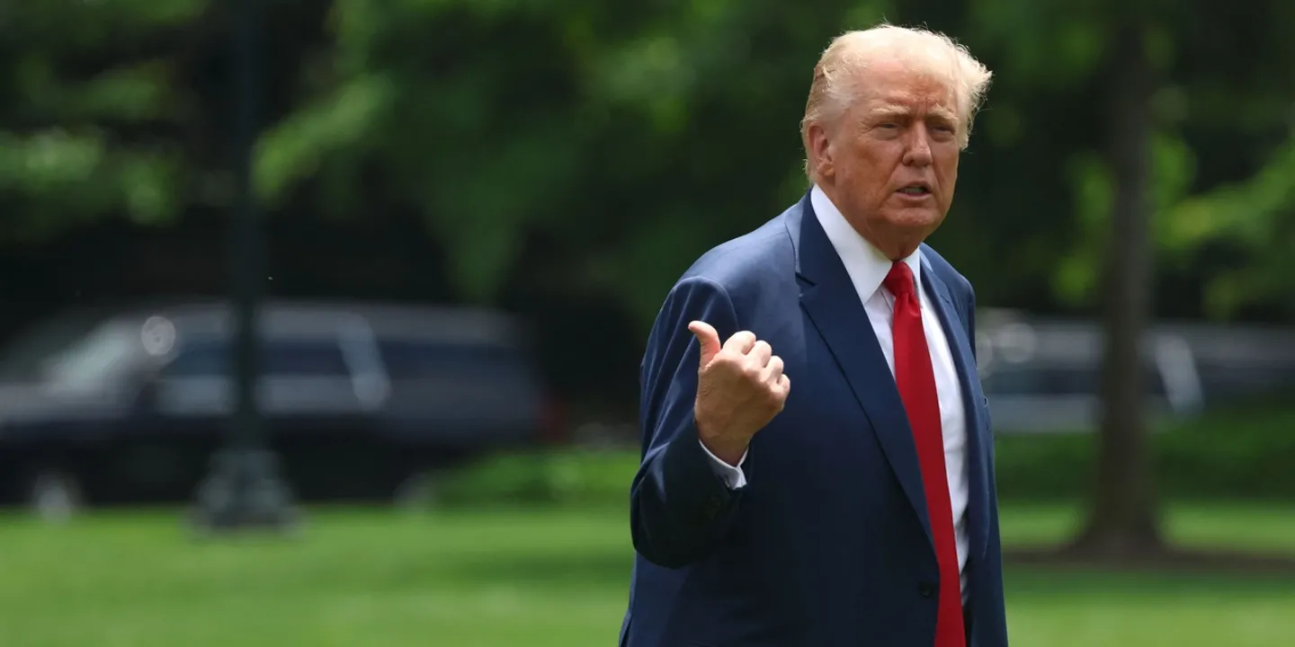 Trump desloca-se a Fort Bragg enquanto é criticado por destacar militares para os protestos de LA