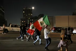 Vazhdojnë protestat në Los Angeles kundër bastisjeve dhe arrestimeve të zyrës së imigracionit