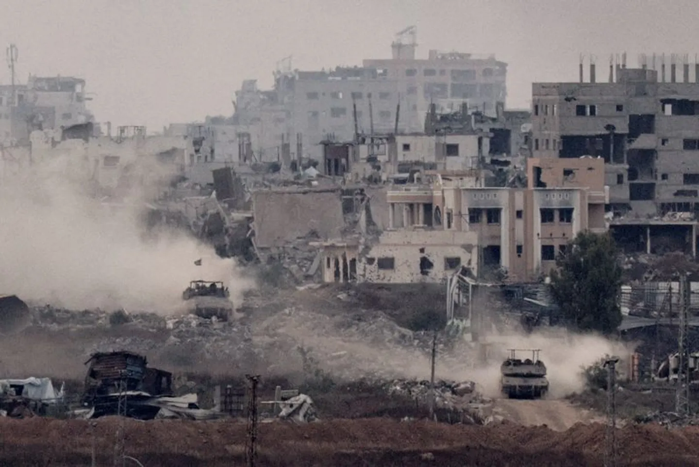 Gaza et Cisjordanie: des dizaines de morts et arrestations dans de nouveaux raids israéliens