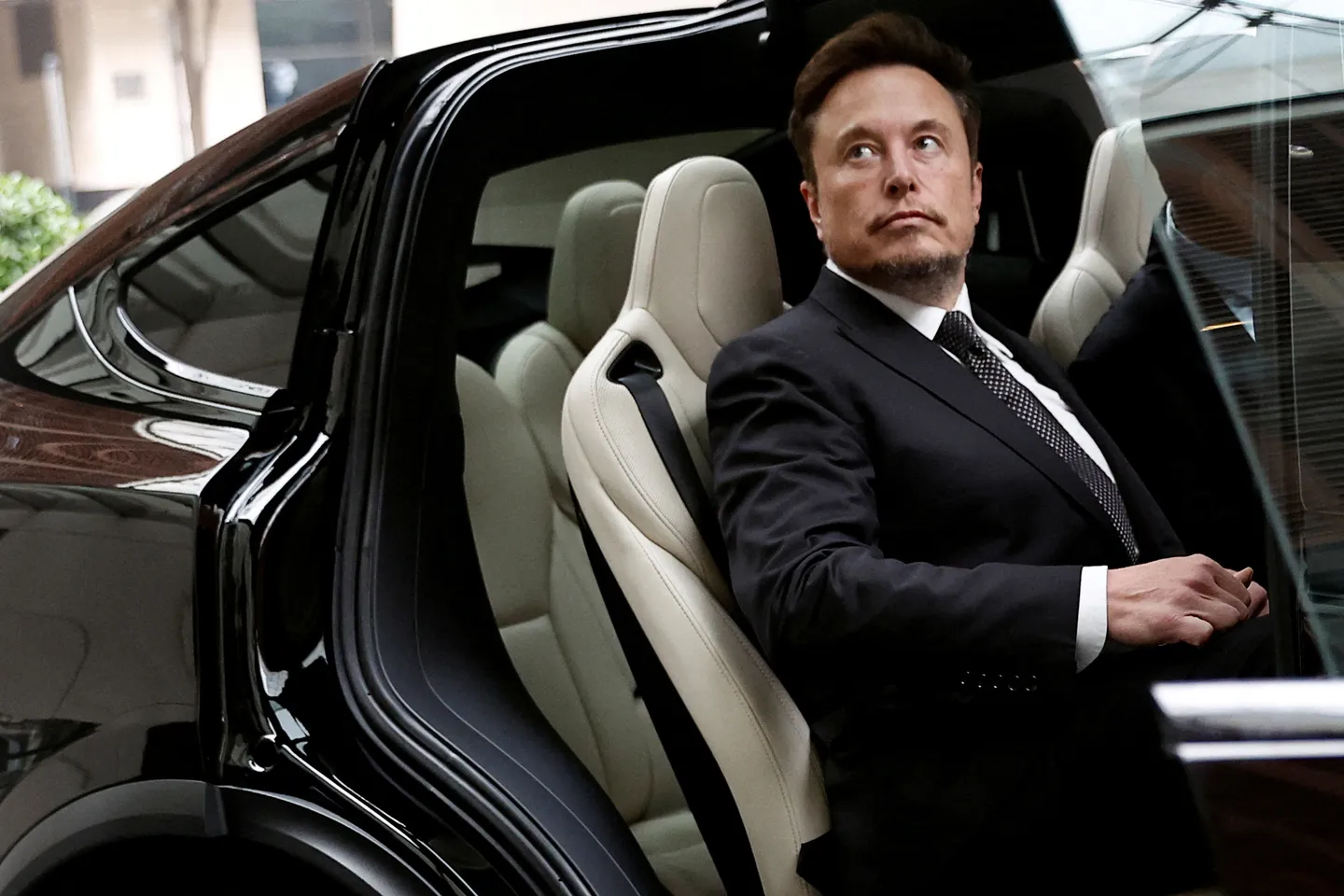 Musk goes all in as $1 billion bet sends Tesla climbing