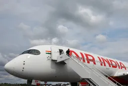 Avion s više od 240 putnika srušio se u Ahmedabadu u Indiji
