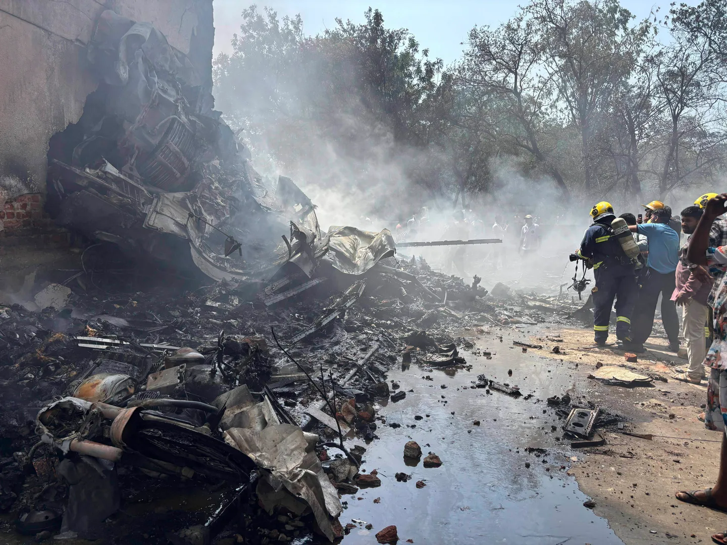 Flugzeug mit rund 240 Menschen stürzt in Indien ab