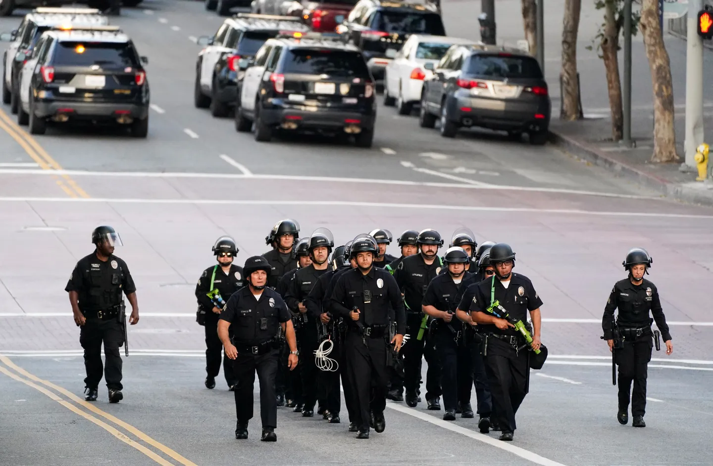 Violence ebbs but Los Angeles is in no mood to halt pro-immigrant protests