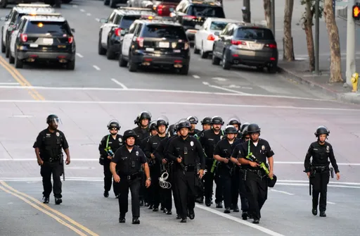 Violence ebbs but Los Angeles is in no mood to halt pro-immigrant protests