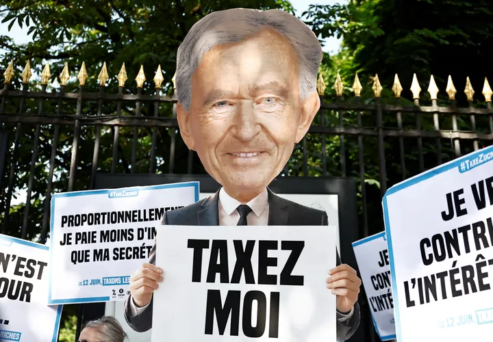 Bernard Arnault paierait proportionnellement 6 fois moins d’impôts qu’un Smicard, selon Zucman
