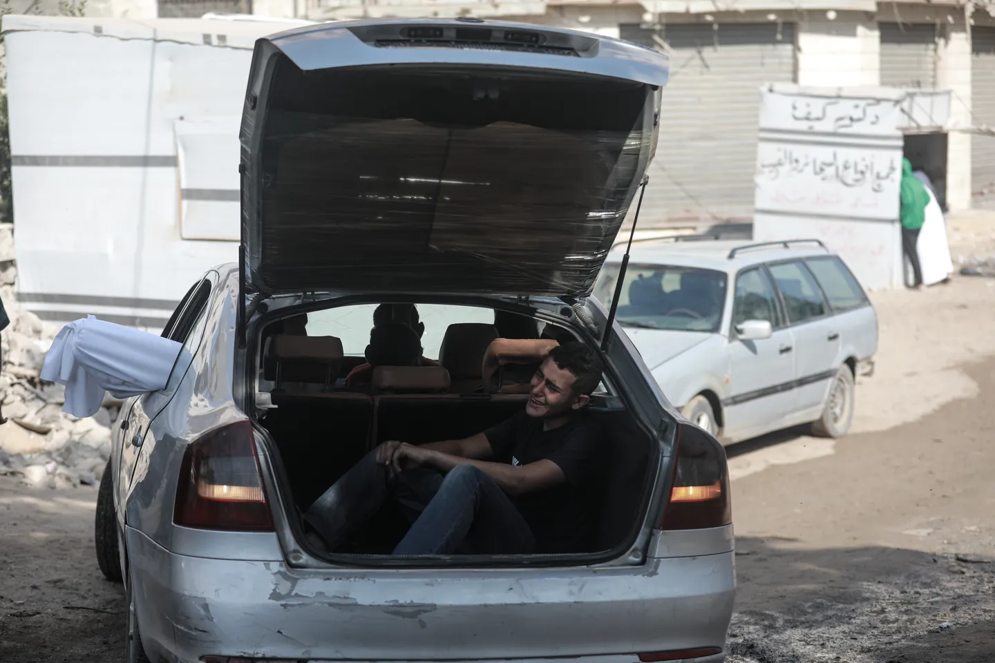 قصف إسرائيلي يودي بحياة عشرات الفلسطينيين خلال انتظارهم المساعدات في غزة وسط انهيار الاتصالات