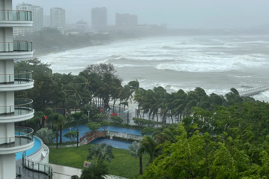 台風カジキ接近、ベトナムで数万人避難