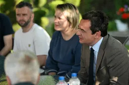 Kosovë, Kurti viziton familjen e ish-policit Spahiu: Serbia ta lirojë sa më parë