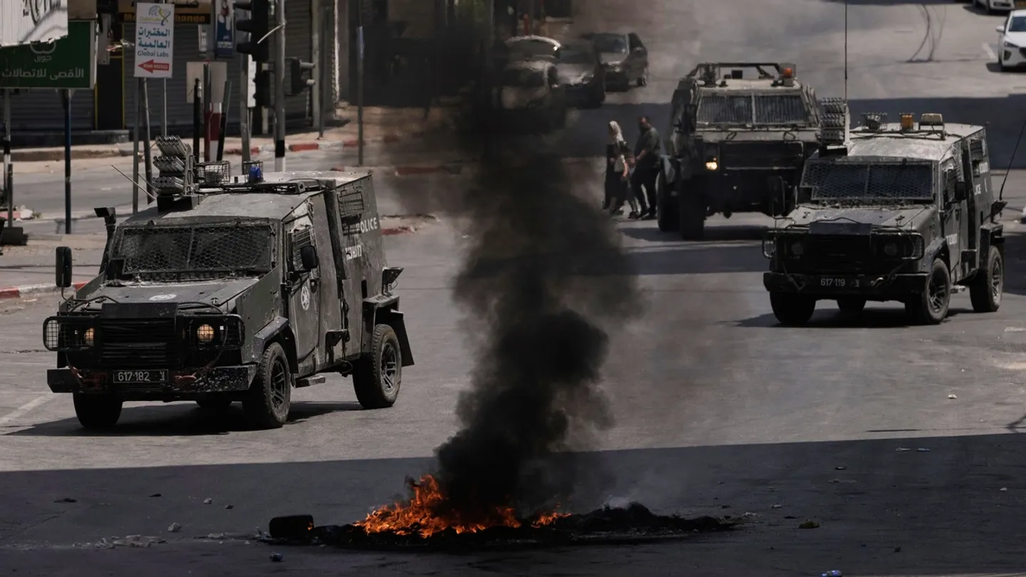 الاحتلال يواصل إغلاق الضفة بالكامل واقتحام مدنها.. واستشهاد أسير فلسطيني في السجون الإسرائيلية