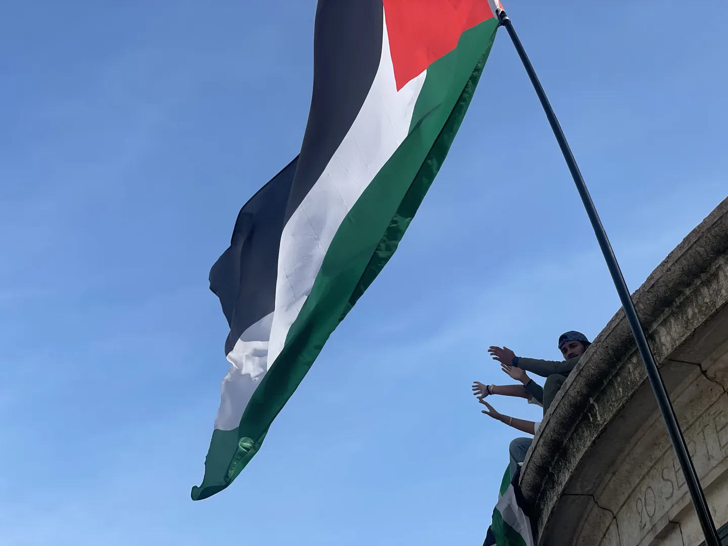 Saint-Denis: la préfecture demande le retrait du drapeau palestinien hissé sur la façade de l’hôtel