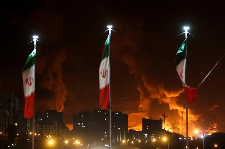 La agresión Israelí contra Irán continúa golpeando infraestructura energética y nuclear