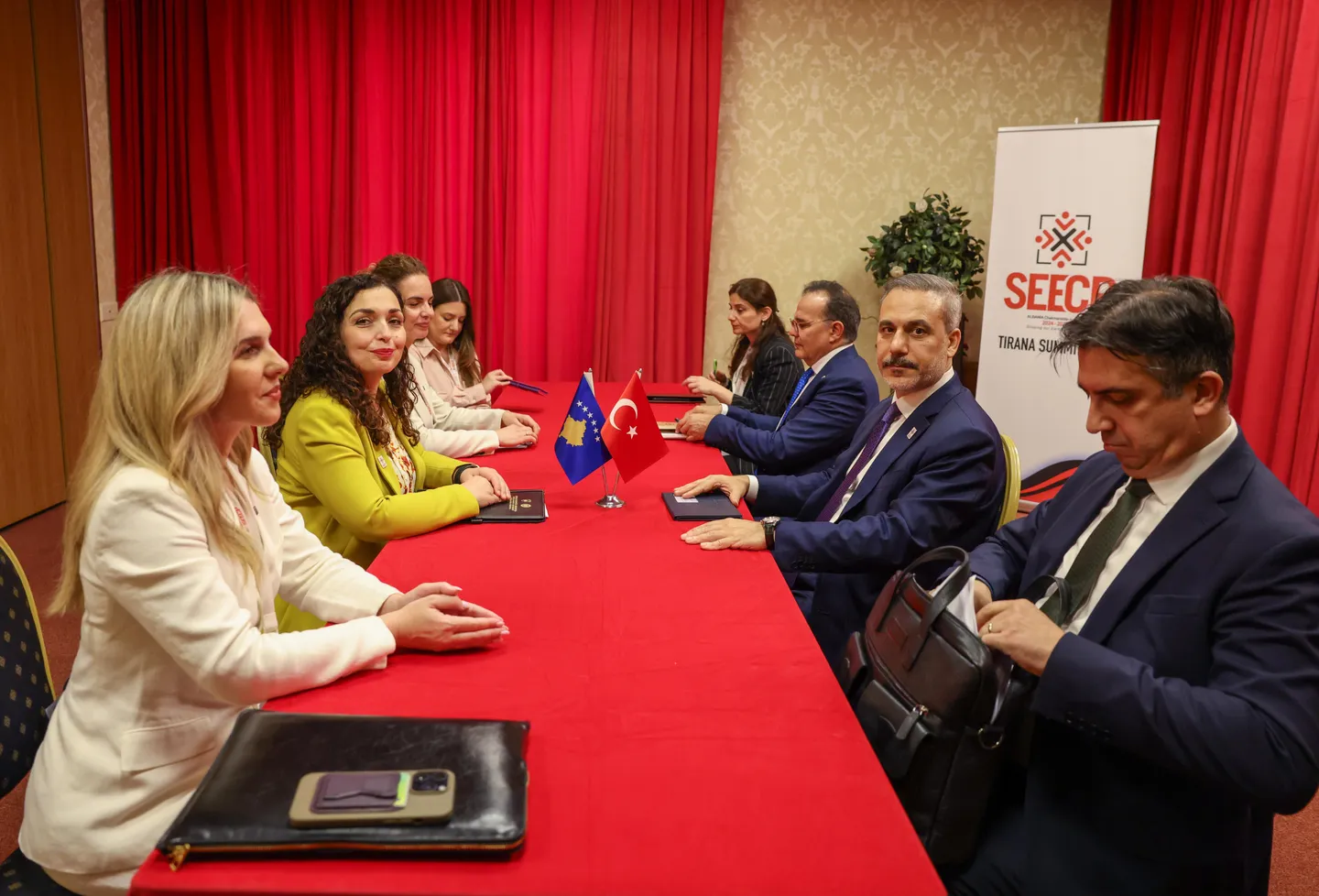 Ministri turk Fidan takohet në Tiranë me presidenten e Kosovës