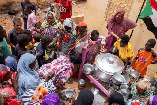 Tiga tahun berlalu, dapur umum masyarakat Sudan sedang runtuh di bawah perang dan kelaparan
