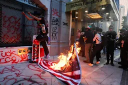 Trump ordena intensificar redadas migratorias mientras crecen protestas en EE.UU. por deportaciones