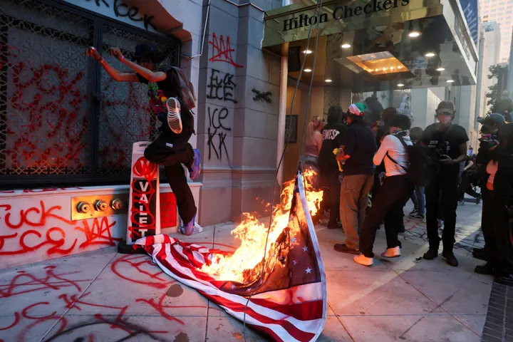 Trump ordena intensificar redadas migratorias mientras crecen protestas en EE.UU. por deportaciones