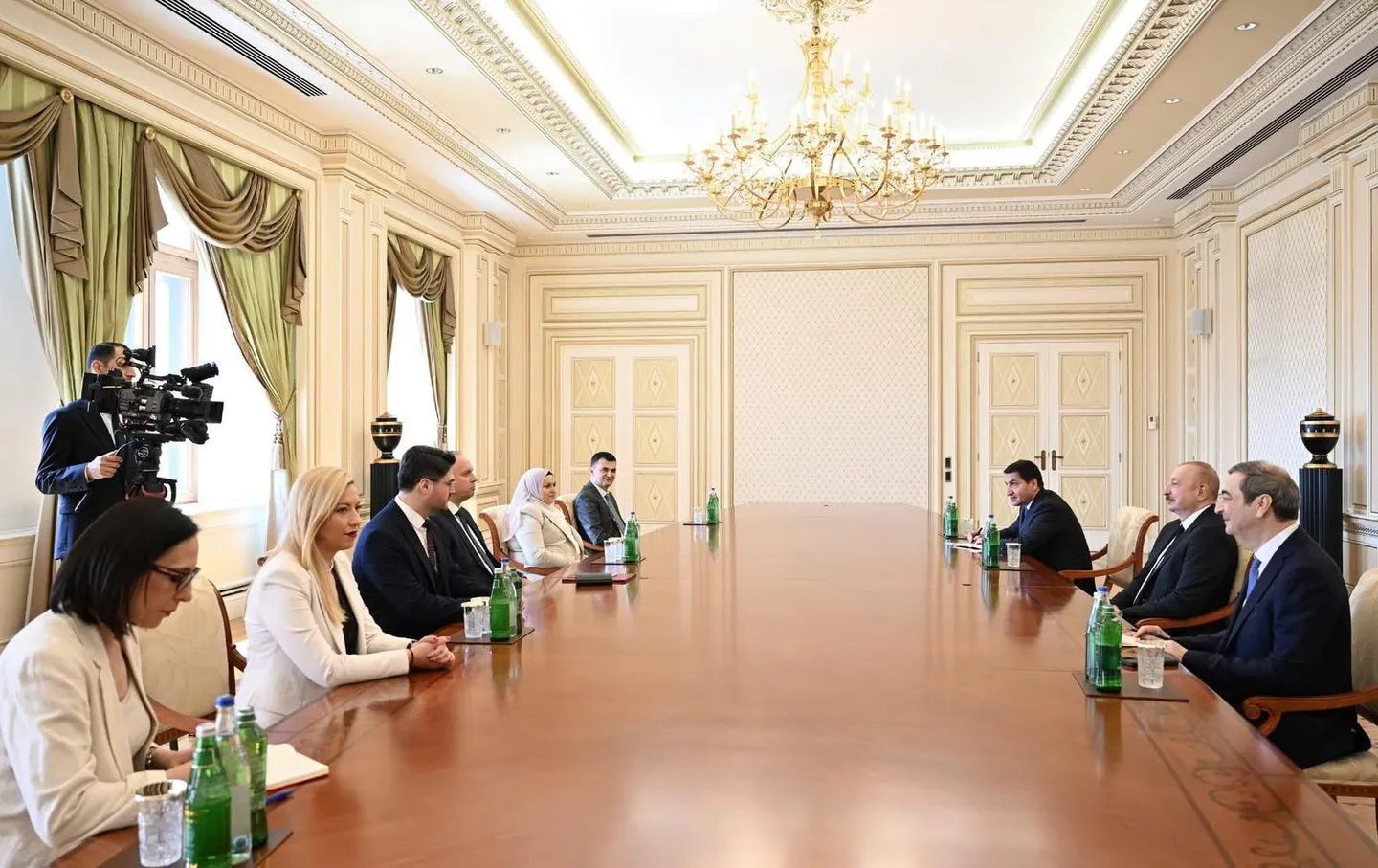 Kryeparlamentari i Maqedonisë së Veriut takohet me presidentin e Azerbajxhanit