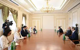 Kryeparlamentari i Maqedonisë së Veriut takohet me presidentin e Azerbajxhanit