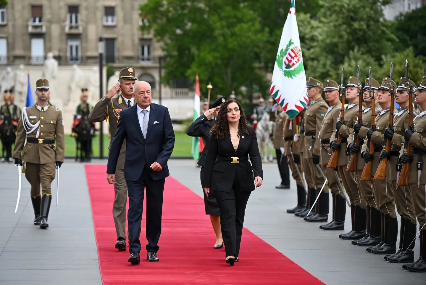 Presidentja e Kosovës u prit me nderime ushtarake në Hungari