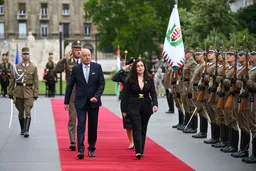 Presidentja e Kosovës u prit me nderime ushtarake në Hungari