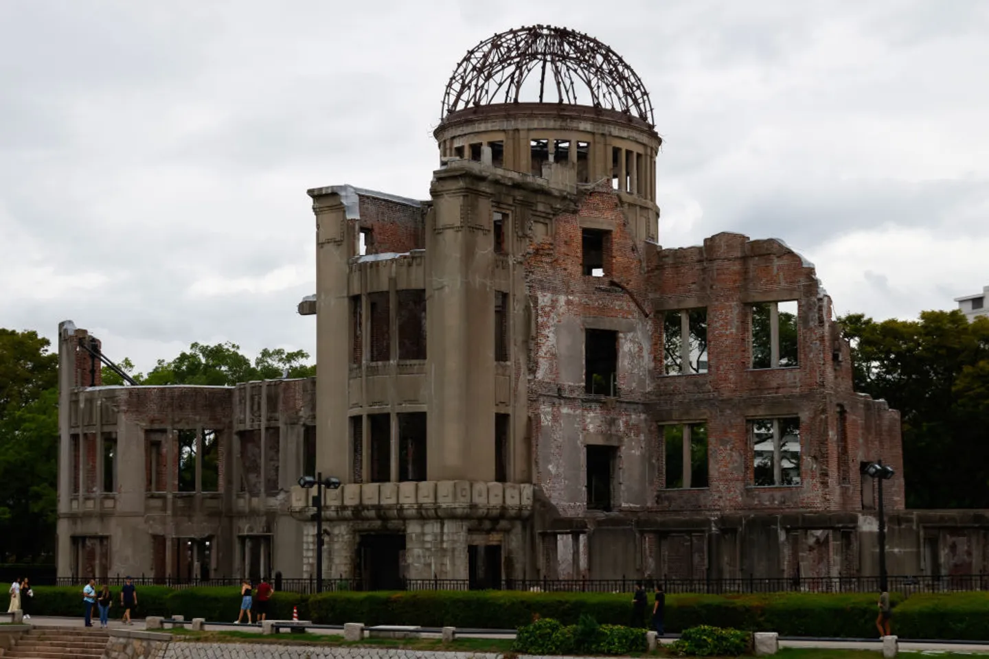「原爆供養塔」の納骨室、10年ぶりに報道陣に公開