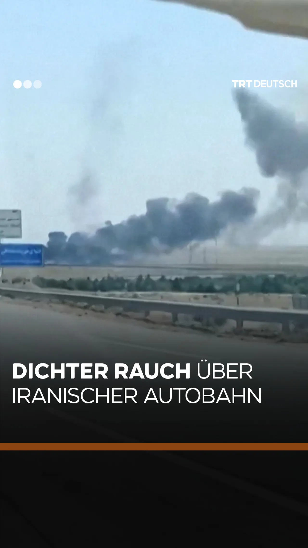 Dichter Rauch über iranischer Autobahn
