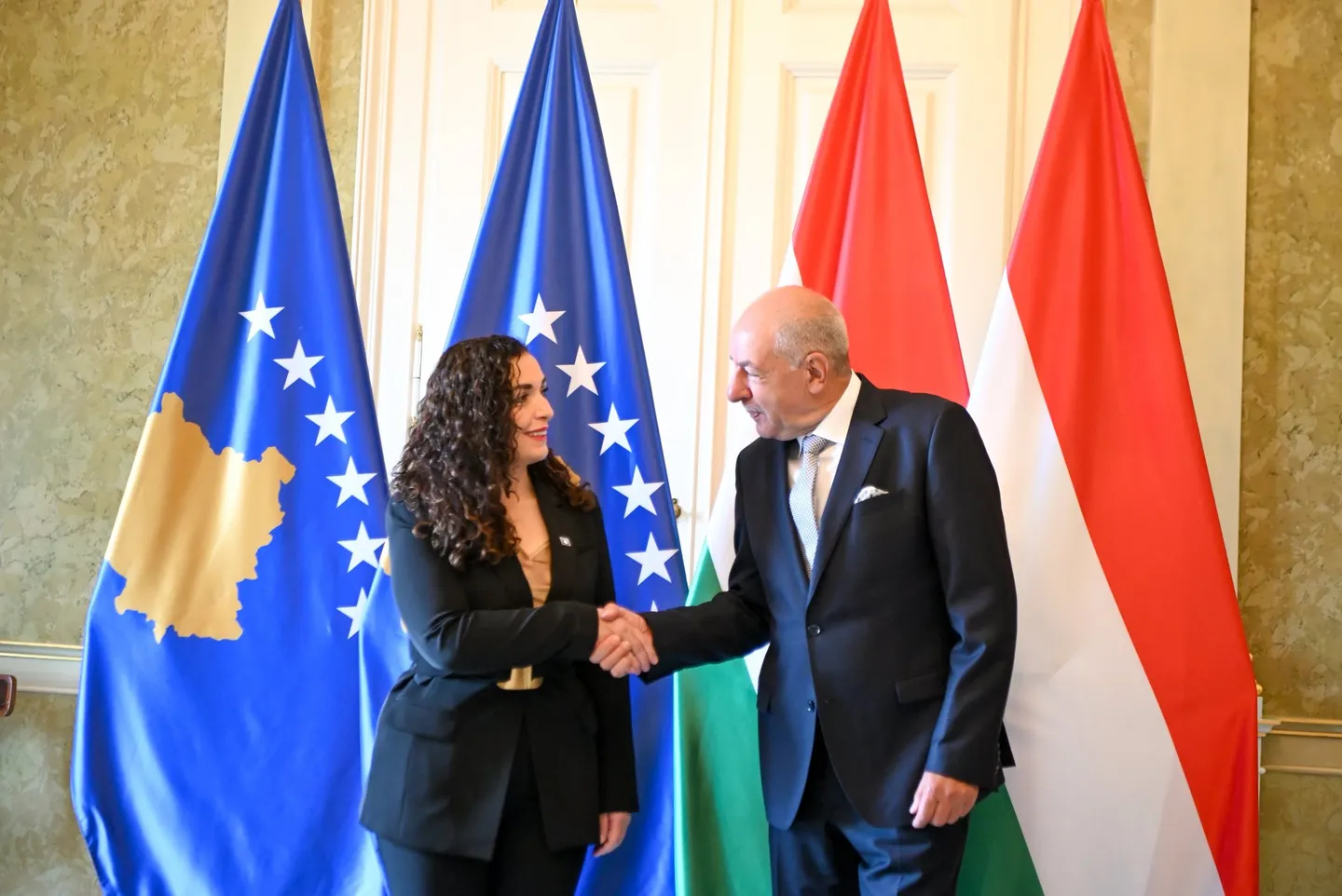 Vjosa Osmani diskuton me presidentin hungarez për forcimin e partneritetit
