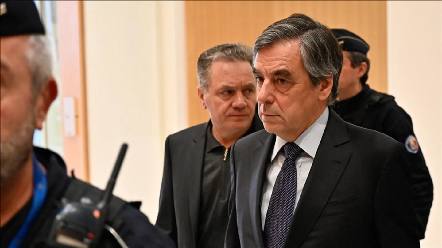Emplois fictifs: François Fillon condamné à 4 ans de prison avec sursis