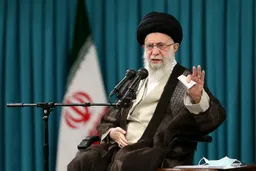 مهدِّداً بمصير صدام حسين.. وزير الدفاع الإسرائيلي يُحذر خامنئي ويصفه بالديكتاتور