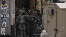 الضفة.. الاحتلال يعتقل عشرات الفلسطينيين ويواصل اقتحام مناطق وحصار المسجد الأقصى