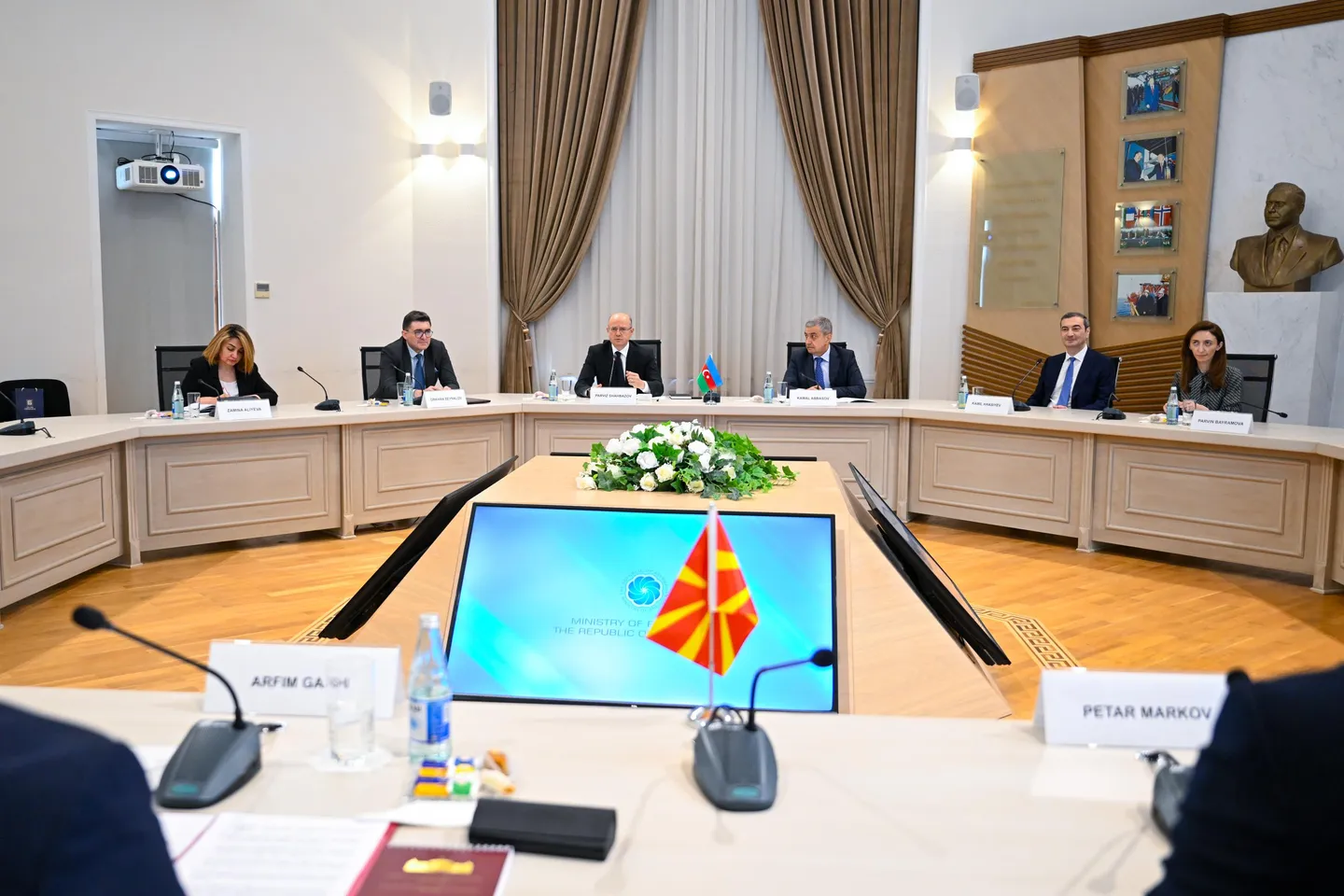 Kryeparlamentari RMV-së takohet me ministrat e Jashtëm dhe të Energjetikës të Azerbajxhanit