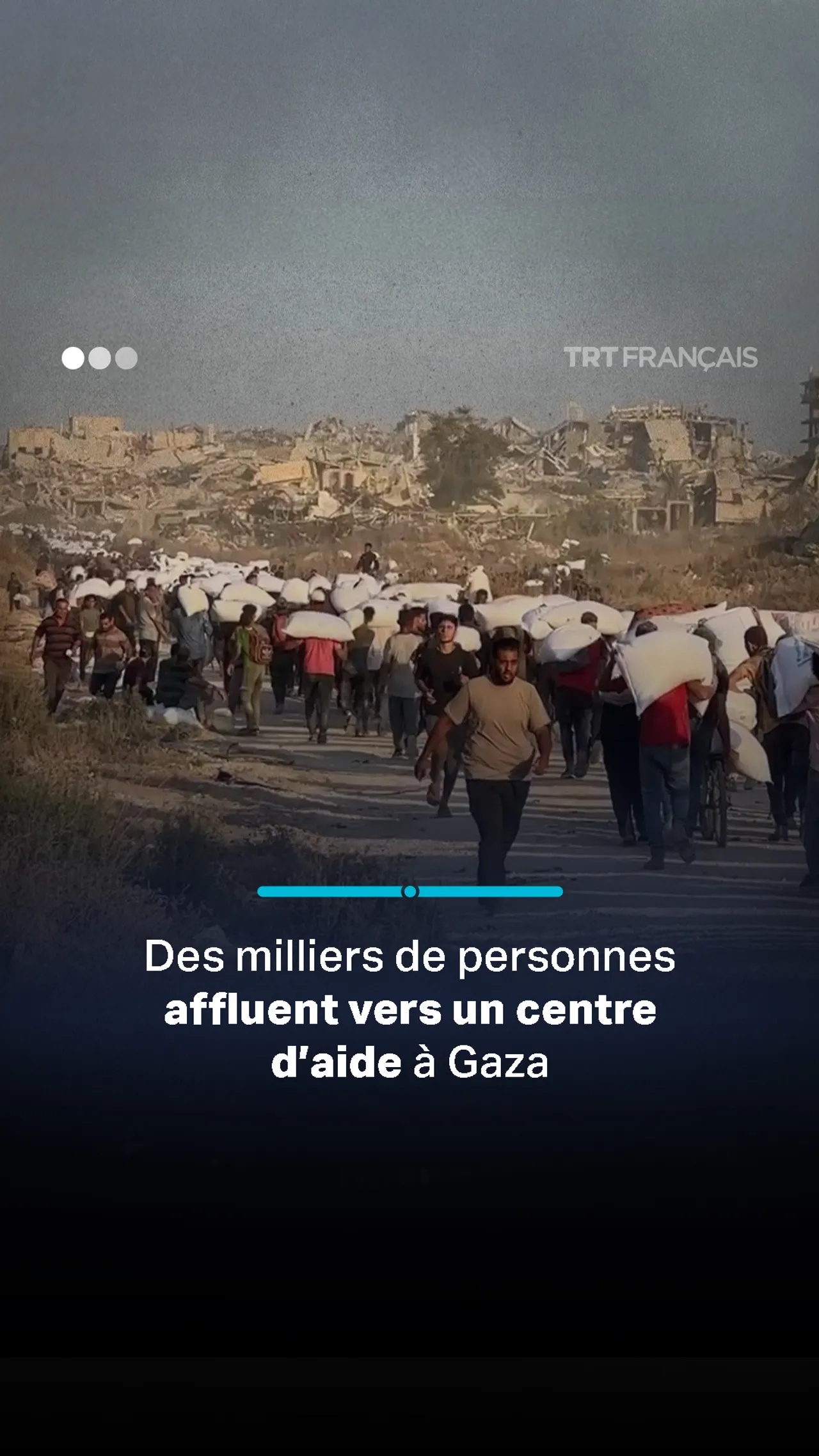 Des Gazaouis se rassemblent dans un centre d’aide dans l’espoir d’obtenir de la farine