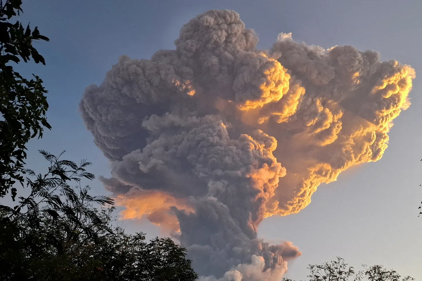 Vulkanausbruch in Indonesien: Dutzende Flüge gestrichen