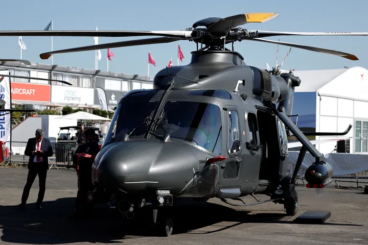 भारत की अदानी ने इटली की लियोनार्डो के साथ हेलीकॉप्टर सौदे पर हस्ताक्षर किए।