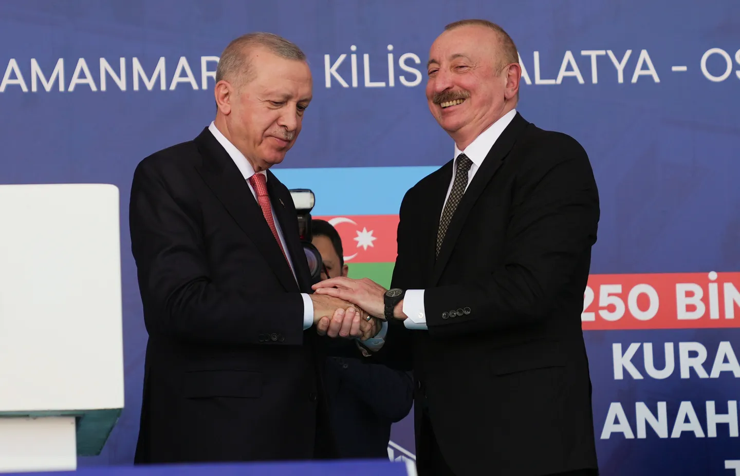 أردوغان وعلييف يشاركان في حفل تسليم منازل لمتضرري الزلزال جنوبي تركيا