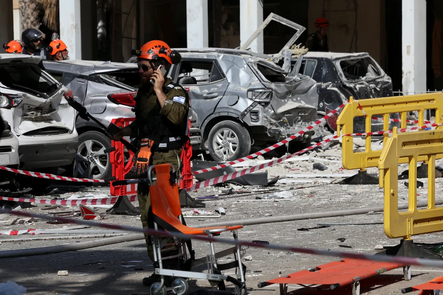 إذاعة الجيش الإسرائيلي: أحد صواريخ إيران حمل ذخائر فرعية وأصاب مواقع متفرقة في تل أبيب الكبرى