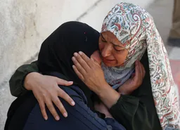 Ser mujer en Gaza: la vida entre hambre extrema, partos riesgosos y aumento de los ataques Israel