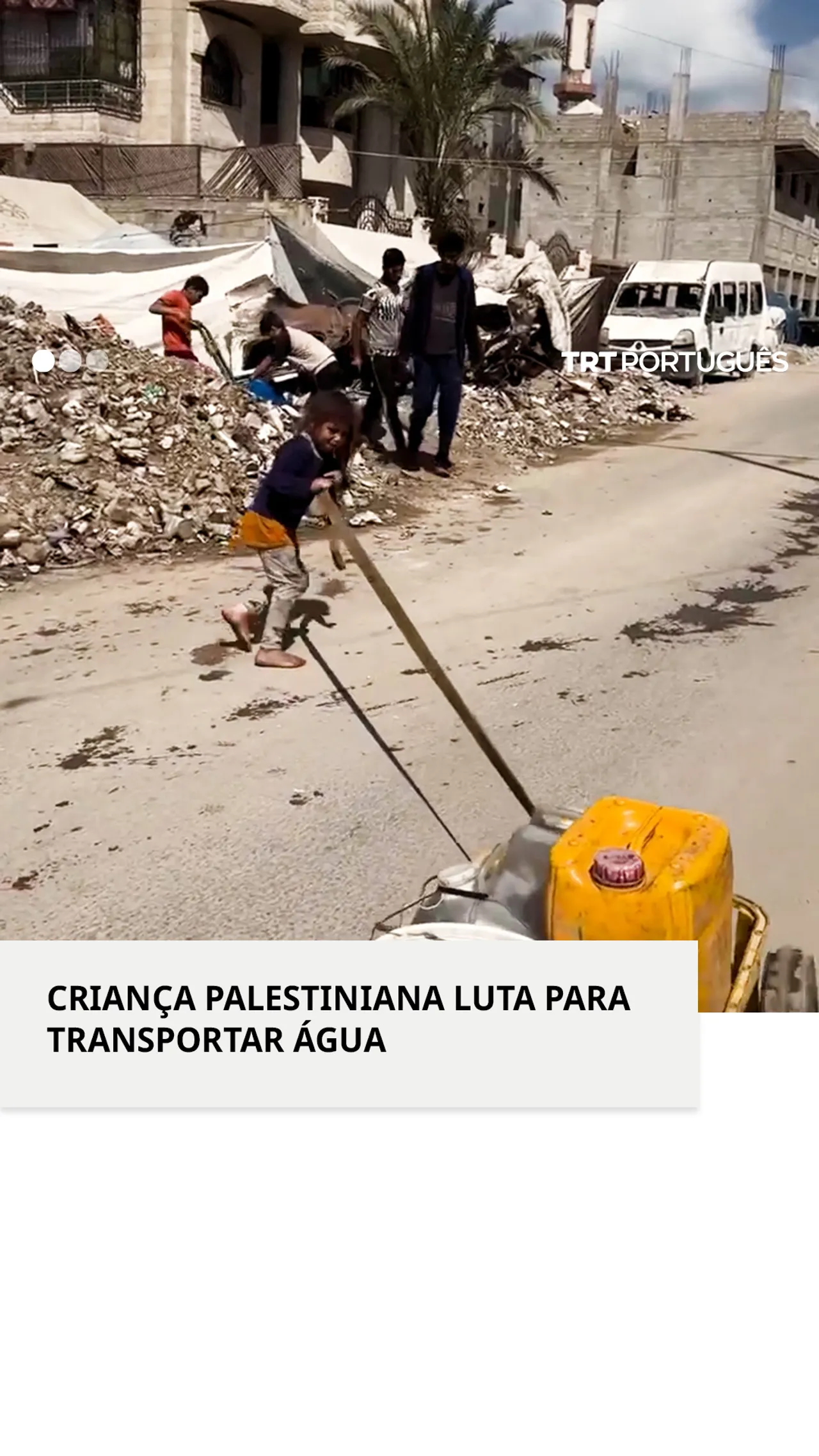 Criança palestiniana luta para conseguir transportar carrinho carregado com água