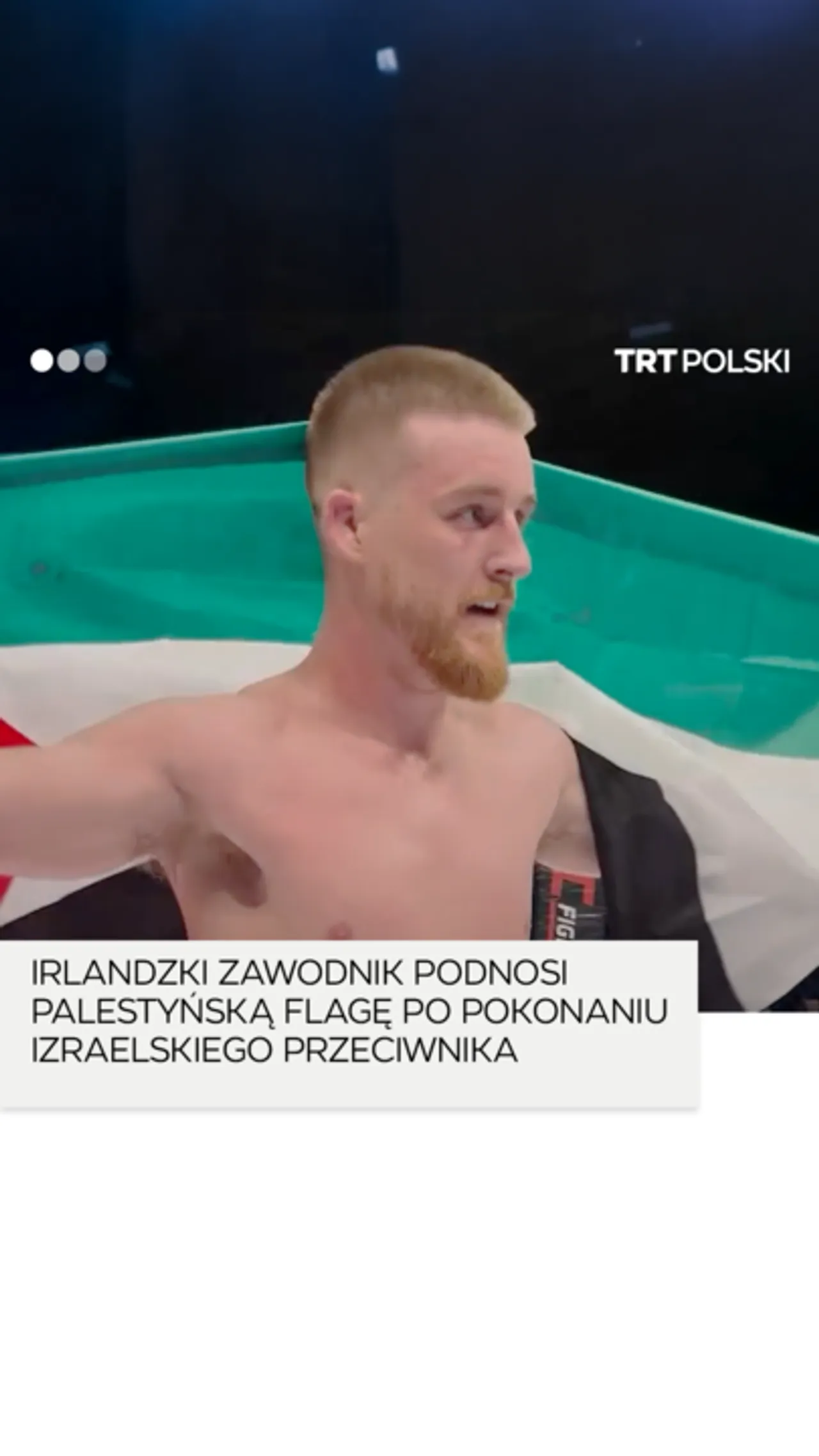 Irlandzki zawodnik podnosi palestyńską flagę po pokonaniu izraelskiego przeciwnika